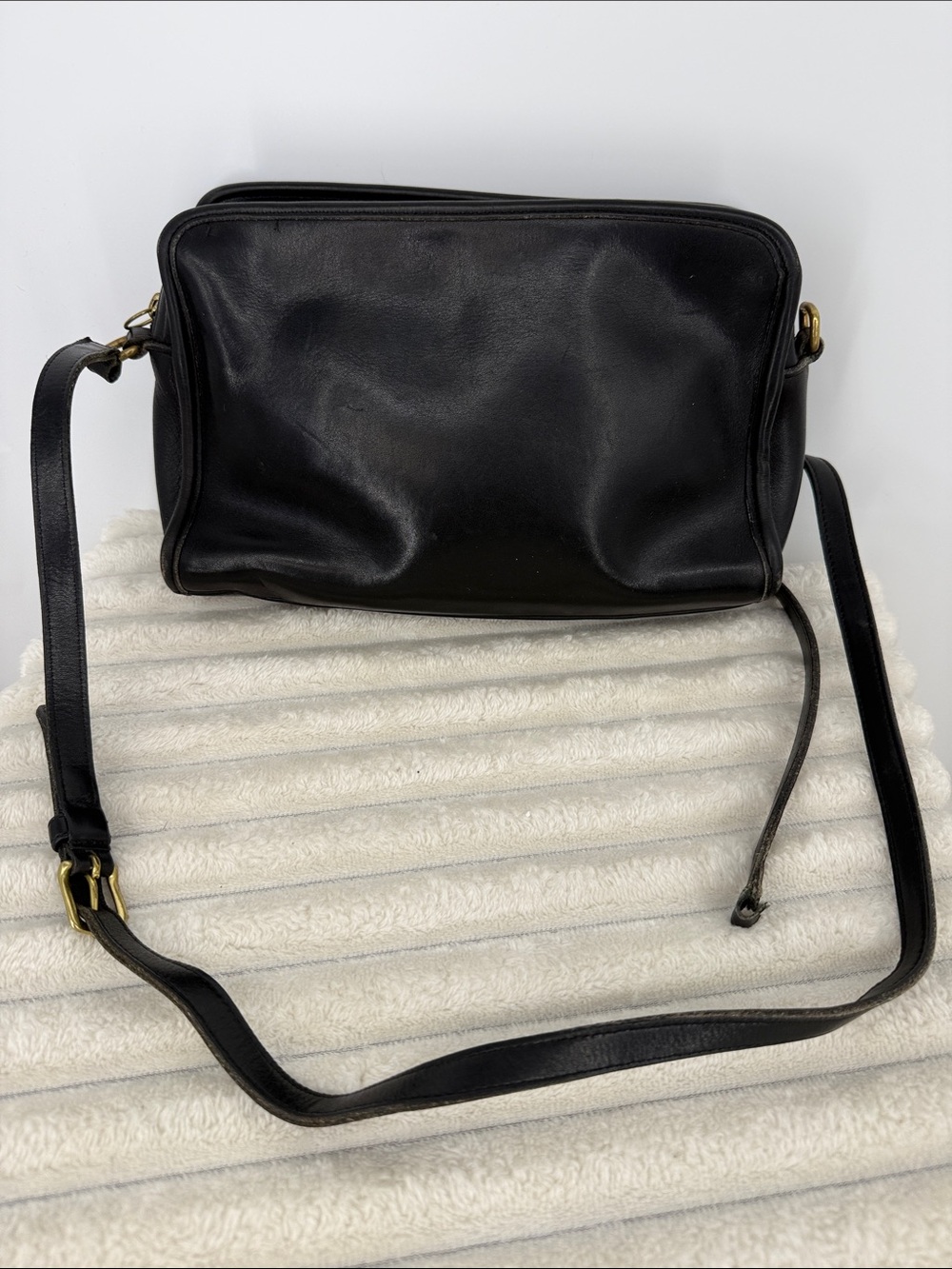 Coach vintage black luxury leather Sutton 9814 crossbody bag with gold hardware